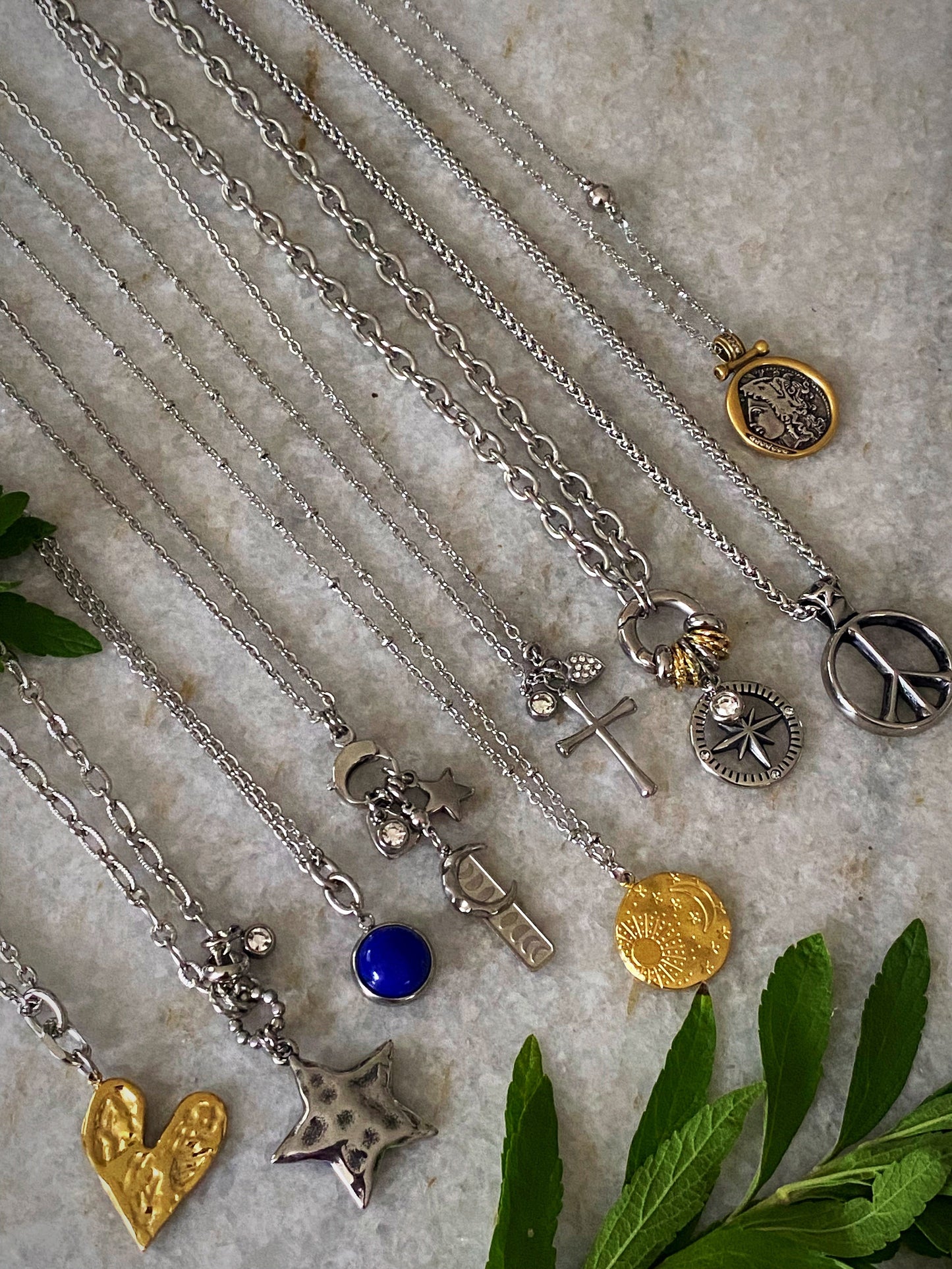 COLLIER CROIX DÉLICATE