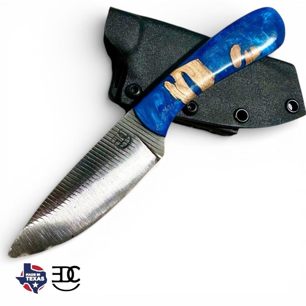 Couteau RockinEDC fait main en acier à haute teneur en carbone de 8 pouces, manche en résine Chollo bleue, étui en Kydex