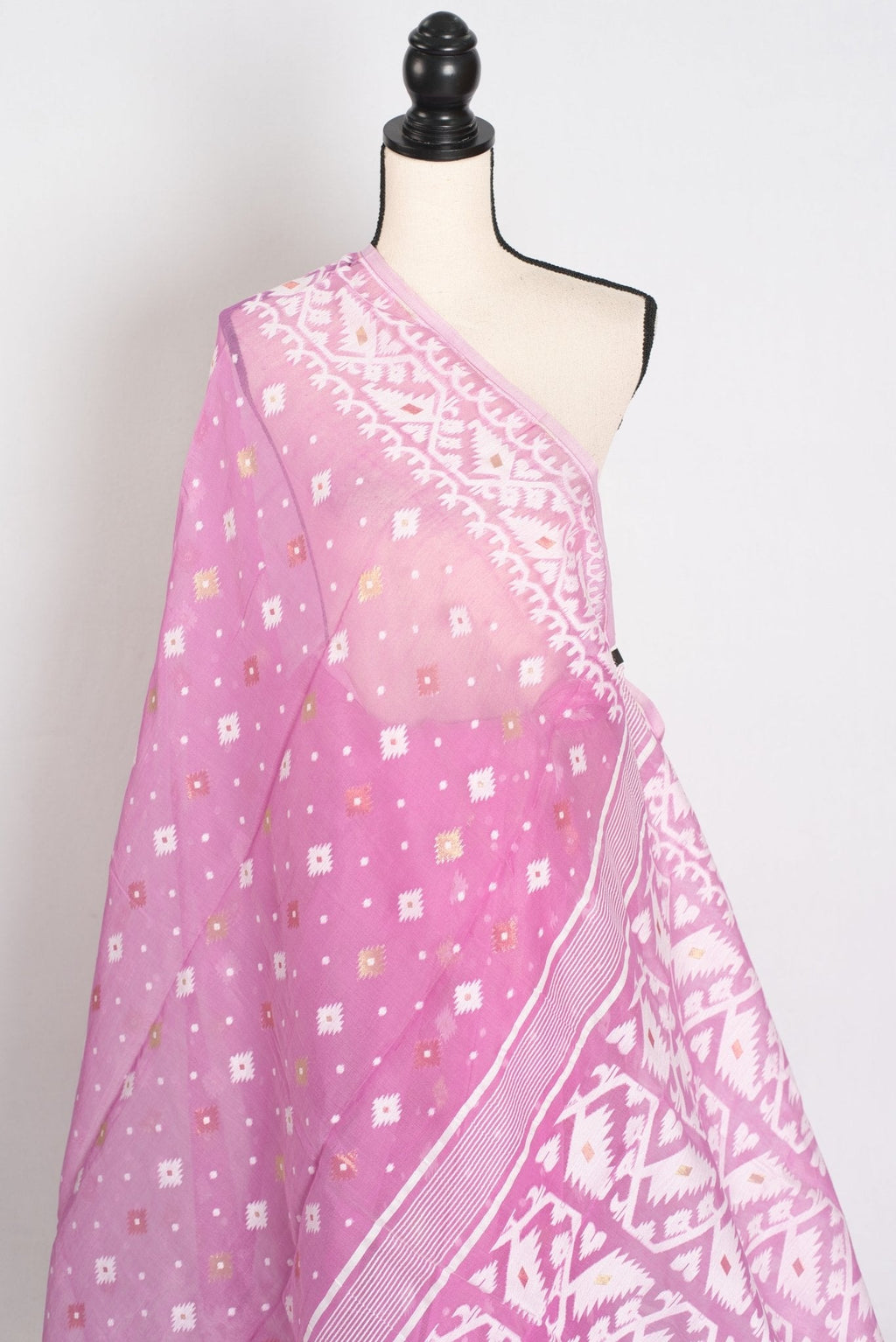 Pritha : Sari Bengali en Jamdani de coton doux mélangé, rose et blanc