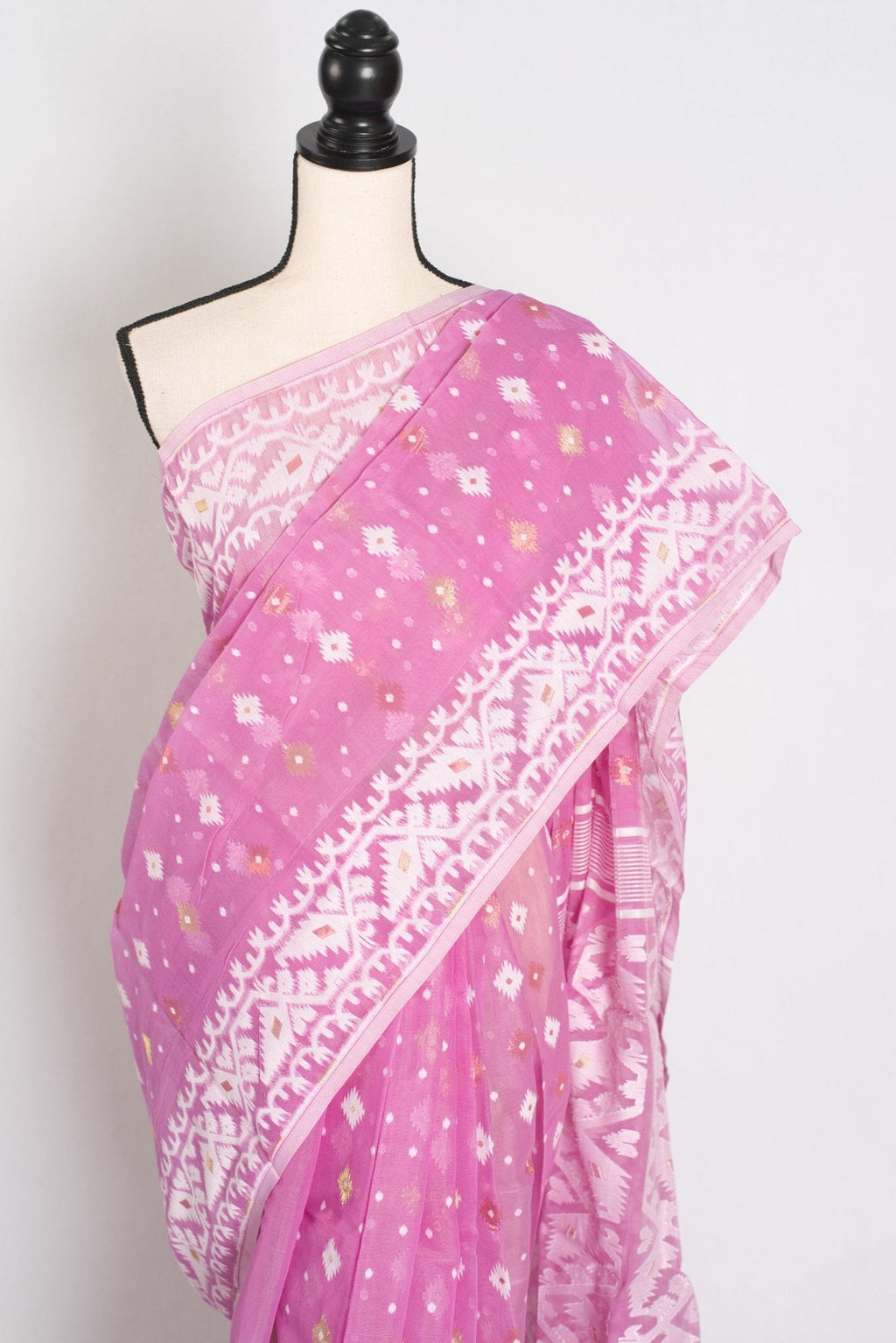 Pritha : Sari Bengali en Jamdani de coton doux mélangé, rose et blanc