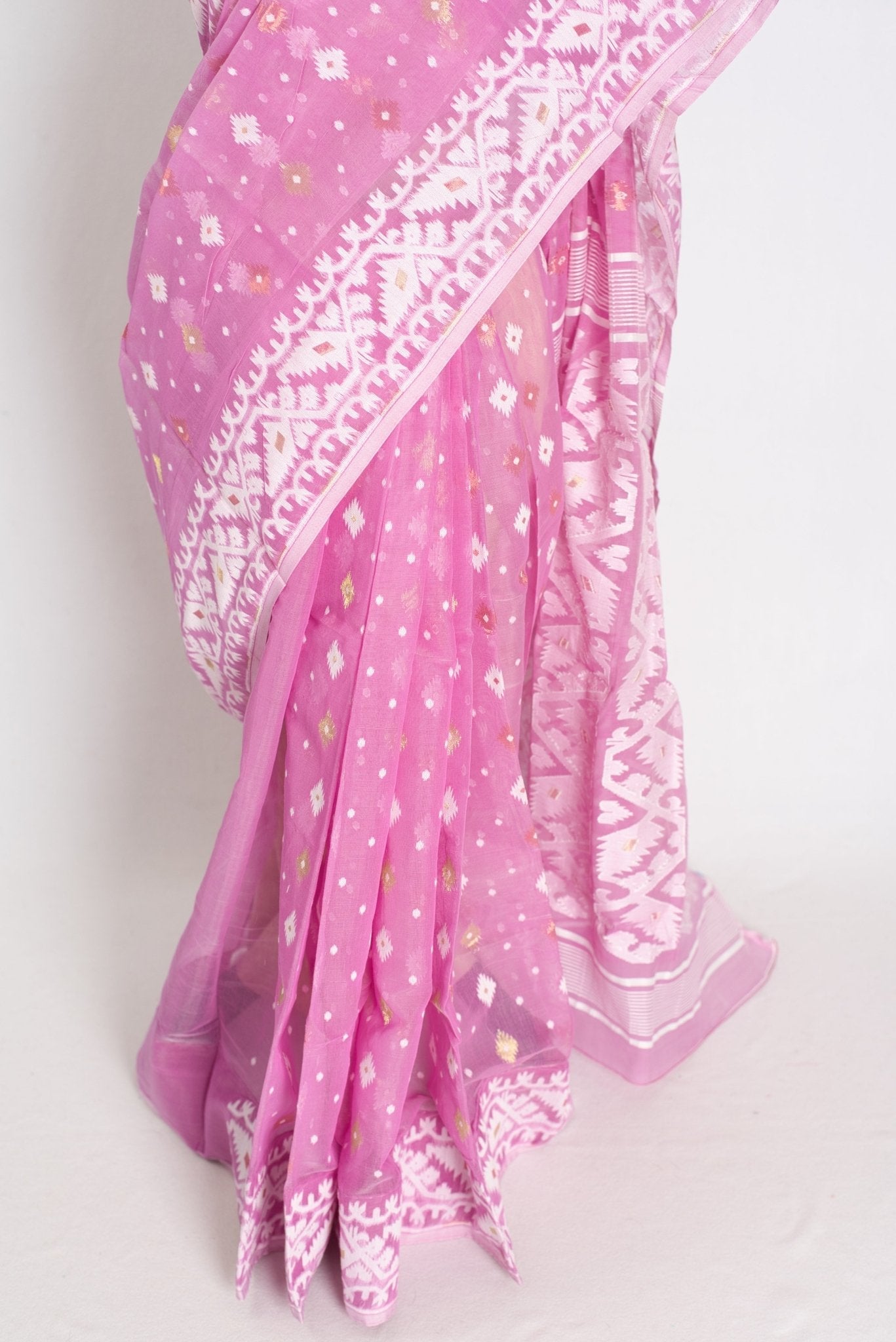 Pritha : Sari Bengali en Jamdani de coton doux mélangé, rose et blanc