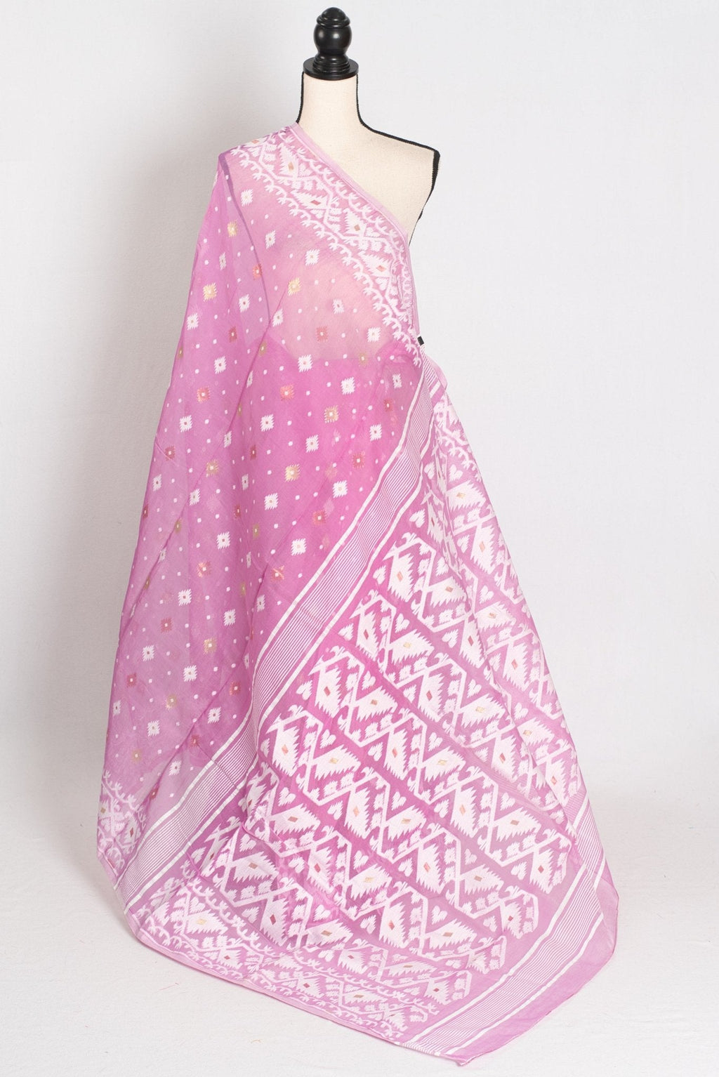 Pritha : Sari Bengali en Jamdani de coton doux mélangé, rose et blanc
