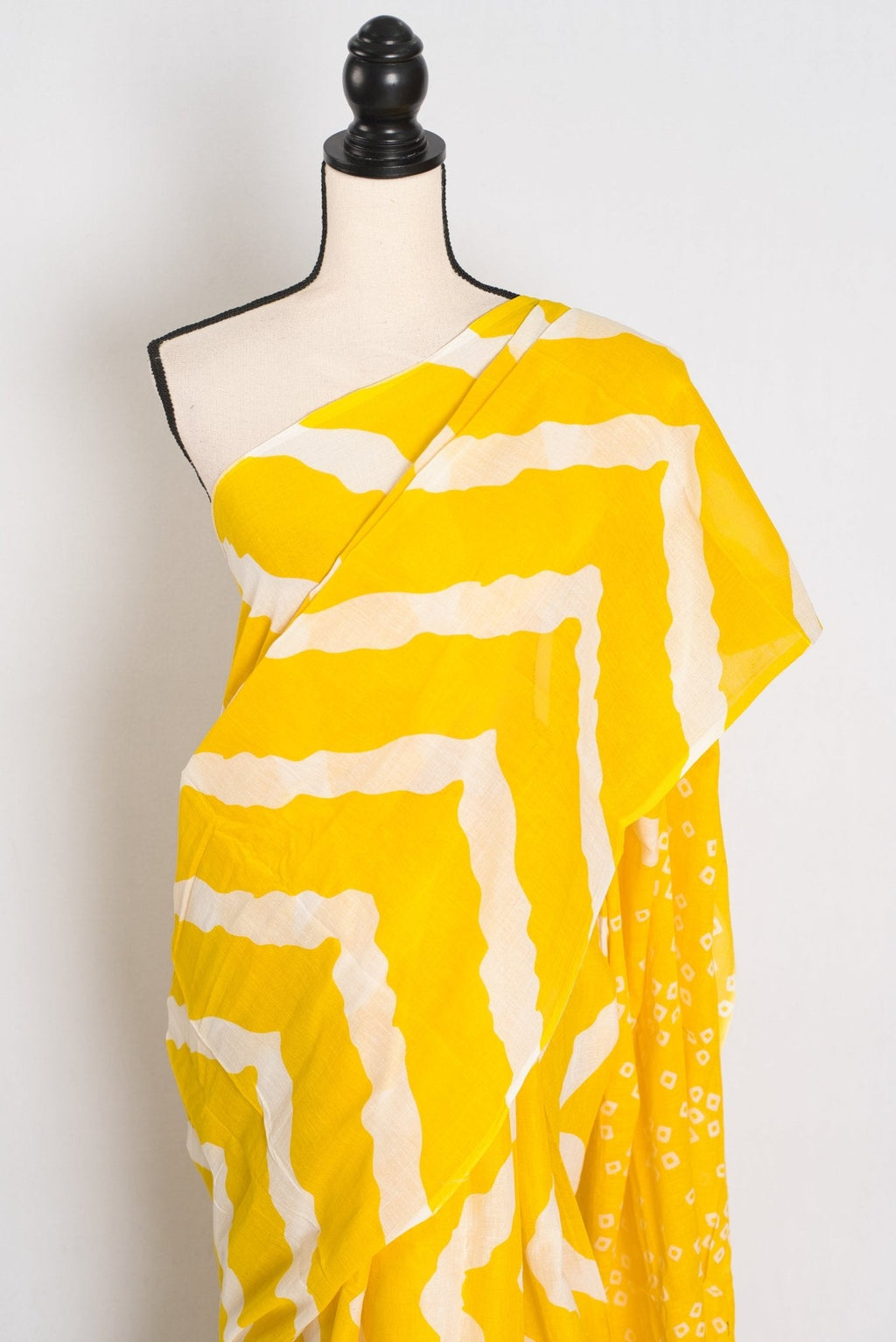 Shalini : Sari en coton doux Mulmul de style contemporain, jaune vif et blanc du Bengale