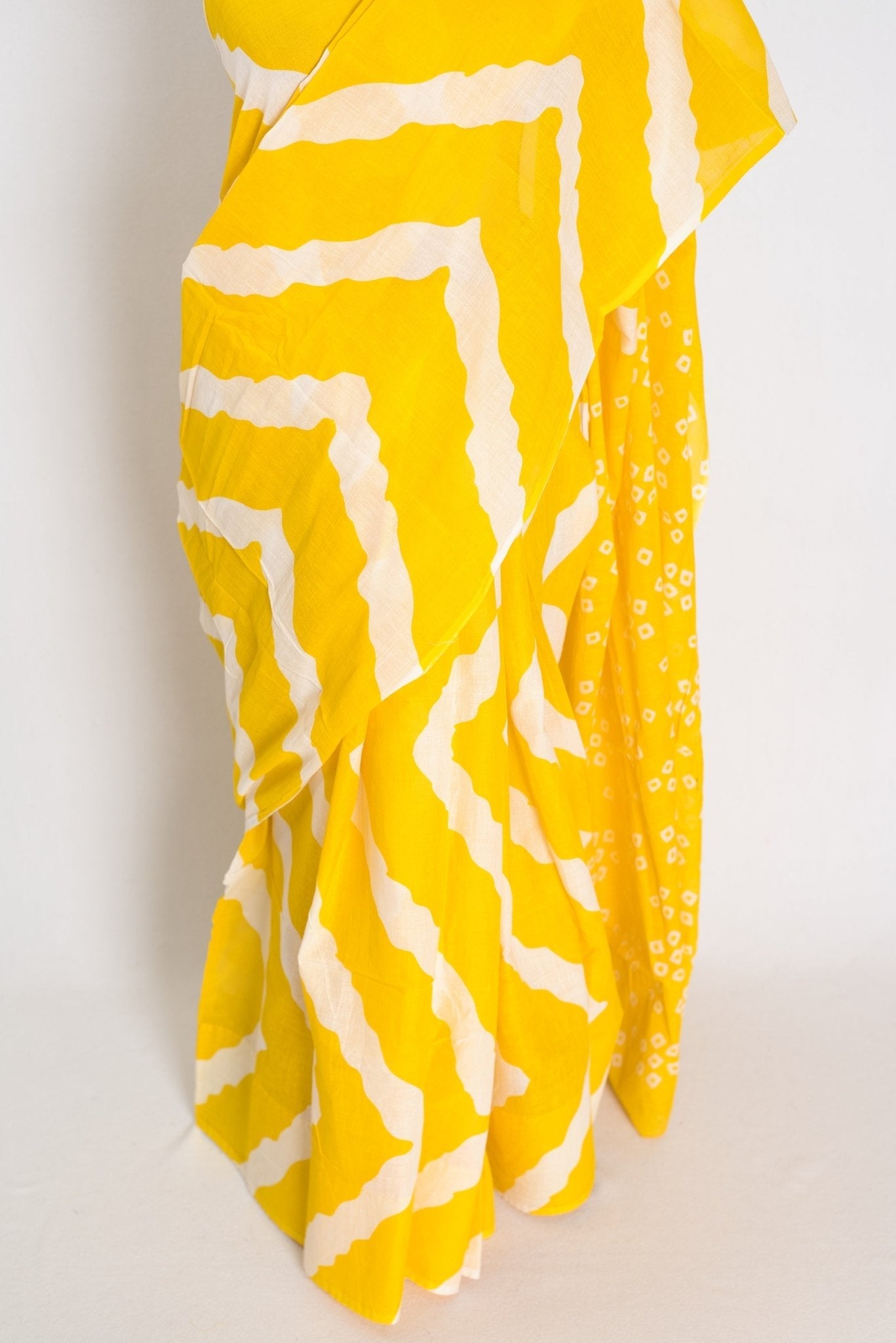 Shalini : Sari en coton doux Mulmul de style contemporain, jaune vif et blanc du Bengale