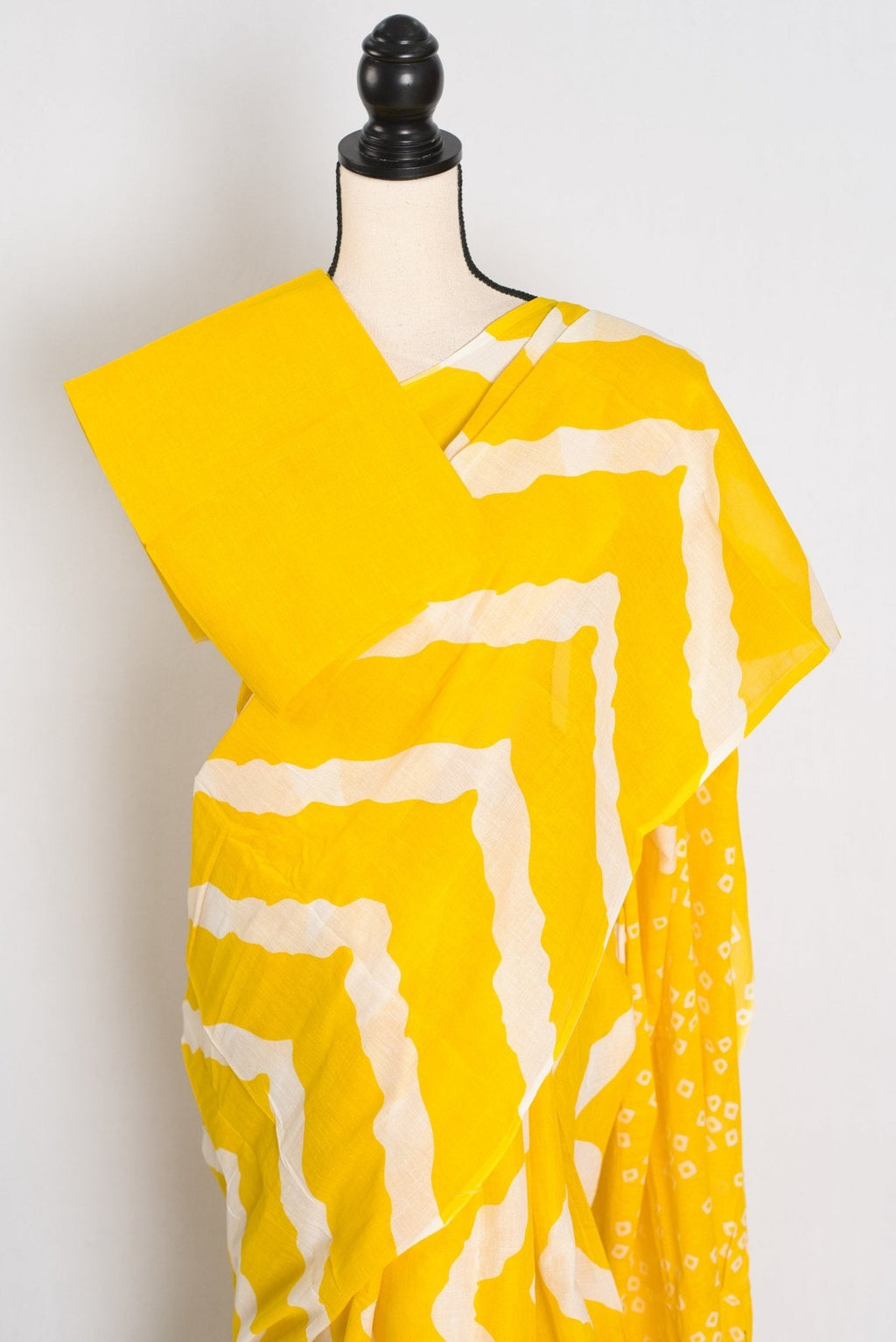 Shalini : Sari en coton doux Mulmul de style contemporain, jaune vif et blanc du Bengale